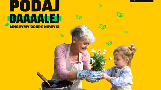 Babcia z wnuczką sadząca kwiaty.