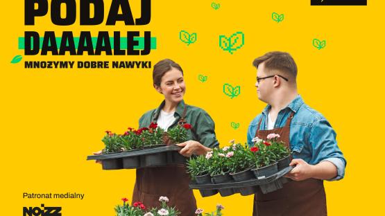 Kobieta i mężczyzna niosący rośliny do wsadzenia.