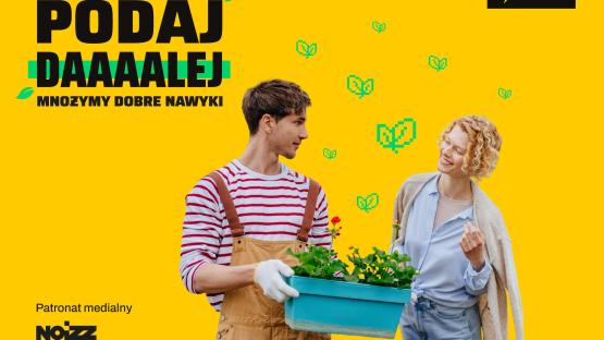 Mężczyzna w ogrodniczkach trzyma skrzynkę z roślinami i patrzy na stojącą obok kobietę, napis "Podaj dalej".