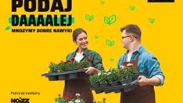 Kobieta i mężczyzna niosący rośliny do wsadzenia.