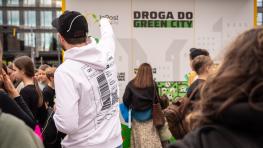Tłum ludzi przed stoiskiem InPost z napisem "Droga do Green City".